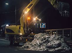 Excavator Di Pinggir Jalan Malam